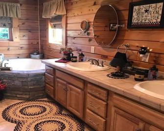 Cooper's Cabin- A Peaceful Log Cabin With Mountain Views - Buchanan - Bathroom