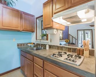 Monterey Bay Farm Retreat! Best access to Monterey & Santa Cruz attractions. - Watsonville - Kuchyň