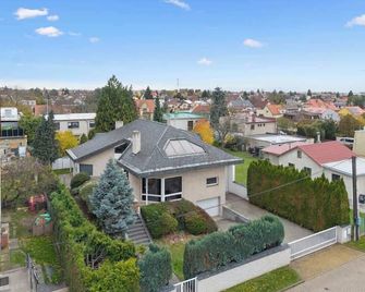 Black Dragon Haven Luxury Villa with Pool, Sauna & Jacuzzi - Praga