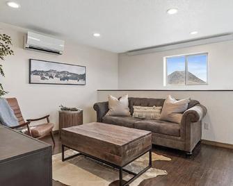 The Loft At Raz Hideaway - Sturgis - Вітальня