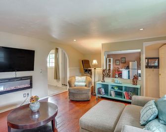 Pet-Friendly Studio in Costa Mesa - 7 Mi to Beach! - Costa Mesa - Living room