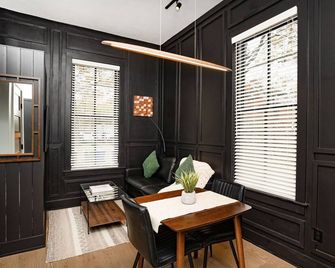 Sleek & Cozy 1st Flr Flat- Walk to Brown & Wayland - Providence - Dining room