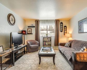 Cozy Wasilla Apartment about 2 Mi to Downtown! - Wasilla - Living room