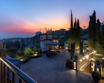 The Valley Resort Hotel - Bandung - Balcón