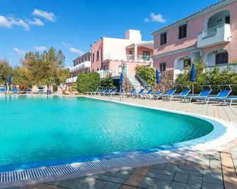 Residence Club Gli Ontani - Cala Liberotto - Bazén