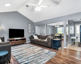 Cute and Comfy Home in Pinehurst - Perfect for families/golf weekend! Ping-pong! - Pinehurst - Вітальня