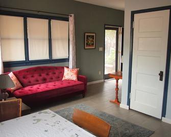 Cool ground floor apartment #101 - Clarkdale - Living room