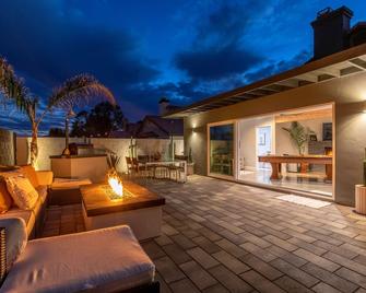 Desert Paradise salt water pool & Spa 1 mile to Coachella Fest - Indio - Patio