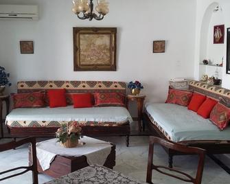 Hammamet Yasmine: Superb Large House With Private Pool & Large Garden - Yasmin Hammamet - Olohuone