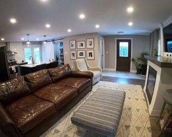 Beachbum House: Bikes, Firepit & Paddleboards - Sarnia - Living room