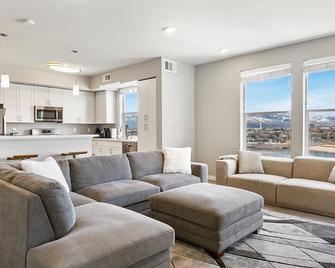 Exquisite Lakefront Condo - Sparks - Wohnzimmer