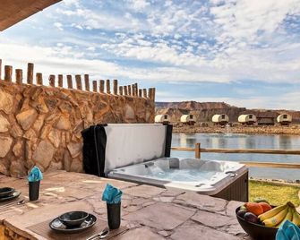 Big Horn Tipi on the Pond w/ 1 King Bed, 2 Futons, Hot Tub & Outdoor Kitchen #39 - Virgin - Balcón