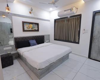 Hari Homestay - Kevadia - Bedroom