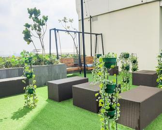 Elegant Studio Apartment At B Residence Near Aeon Mall By Travelio - Tangerang City - Building
