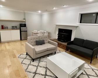 Private Basement with kitchenette - Annandale - Living room