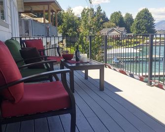 Lakefront Cottage on South Shore with private dock + boat lift + buoy. - Chelan - Balkon