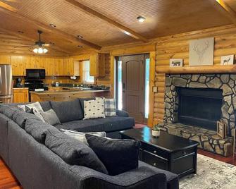 Cozy 3-bedroom Cabin by Lake Hartwell - Westminster - Living room