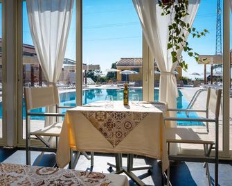 لا تيرا دي سوجني كانتري هوتل - تاورمينا - شرفة