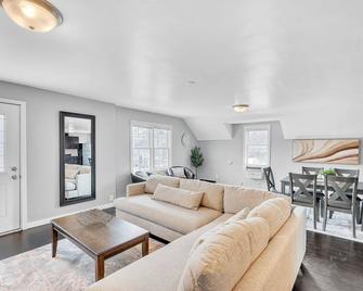 The Loft 3BR Apartment with Scenic Deck - Middlebury - Living room