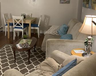 Relaxing Red Deer Suite - Private & Comfortable - Red Deer - Living room