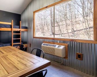 Rustic Cabin Perfect for Small Groups with Picnic Space in Indiana - Nashville