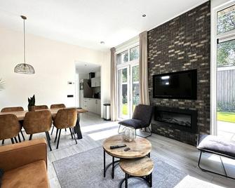 Beautiful holiday home with terrace on the Veluwe - Hoenderloo - Huiskamer