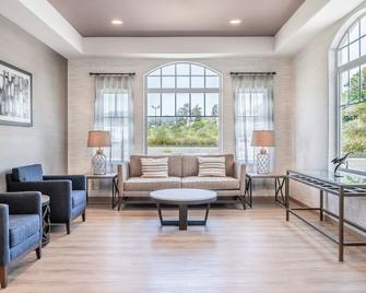 Beachfront Inn - Brookings - Living room
