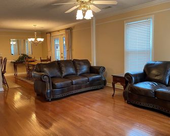Spacious Townhome with Four Seasons Room - Decatur - Living room