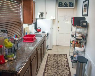 Jungle House Cottage, Dogs welcome. Private, quiet, and exclusivity yours. - West Palm Beach - Kitchen