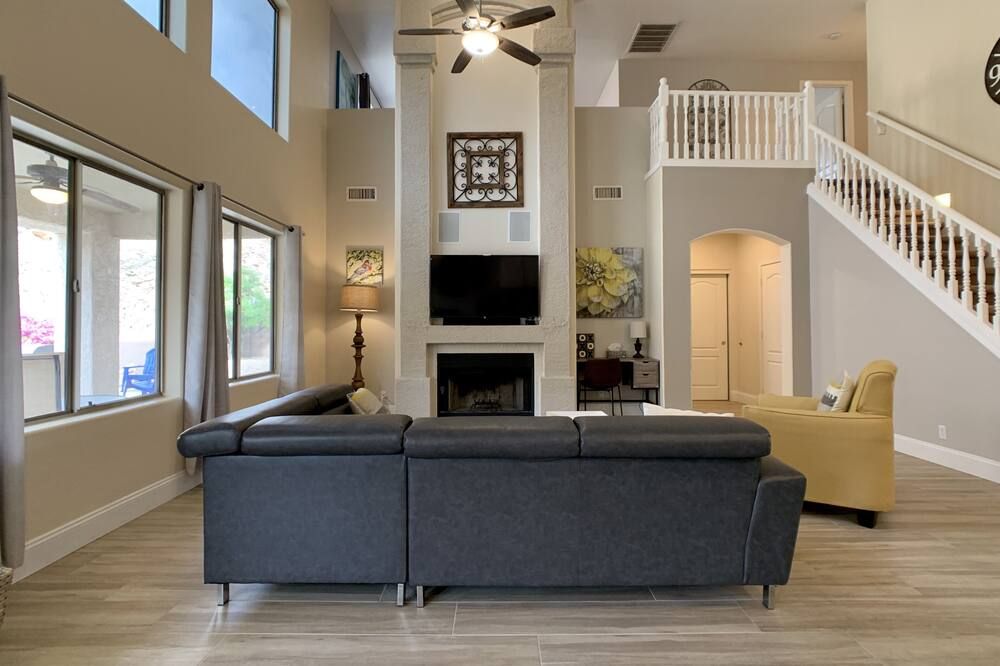 Luxurious 4 Bedroom 2.5 Bath Home With Resort Stlye Backyard And Heated Pool! br - פיניקס - סלון