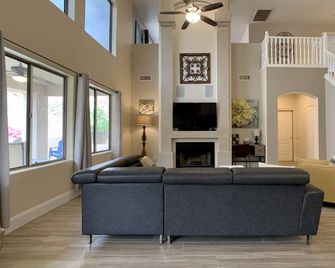 13th Place 4 Bedrooms 2.5 Bathrooms Home - Phoenix - Ruang tamu