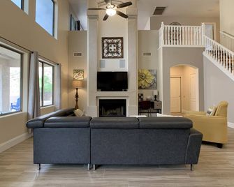 Luxurious 4 Bedroom 2.5 Bath Home With Resort Stlye Backyard And Heated Pool! br - פיניקס - סלון