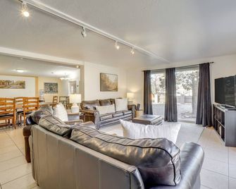 Near Hiking & Golfing: Sedona Home w/ Patio! - Sedona - Living room