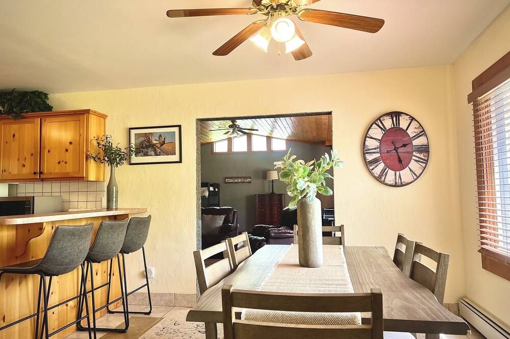 Charming, pet friendly home close to area attractions in beautiful Cody! - Cody - Dining room