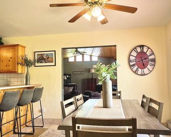 Charming, pet friendly home close to area attractions in beautiful Cody! - Cody - Salle à manger