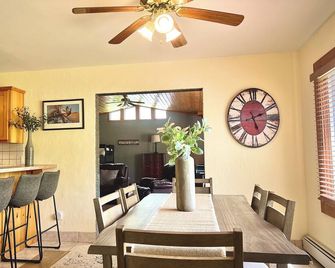 Charming, pet friendly home close to area attractions in beautiful Cody! - Cody - Dining room