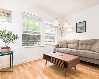 Stunning Seabright Cottage: Walk to the Beach & Boardwalk - Santa Cruz - Living room