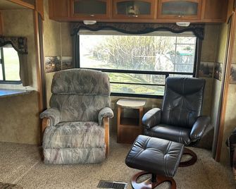 Unique Yellowstone Camping Glamping Getaway. RV on Solo Sight w/ Full Hookups - Gardiner - Obývací pokoj