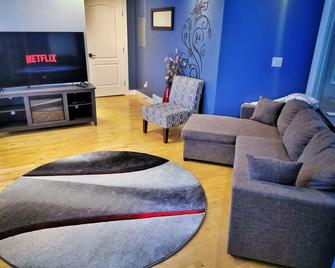 Teri's Modern Apartment - Kitimat - Sala de estar
