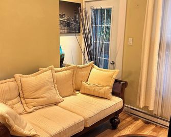 Lovely apartment in Dorval - Dorval - Living room