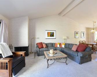 16 Fairways 2 Bedroom Condo by RedAwning - Napa - Living room