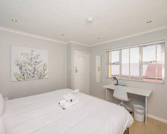 Contemporary 4 Bedroom Home - Cape Town - Soveværelse
