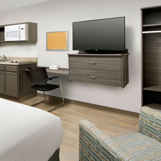 Bedroom view of Woodspring Suites Broken Arrow