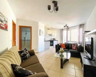 Cozy One-bedroom apartment in a private villa. (Non Smoking) - Tías - Wohnzimmer