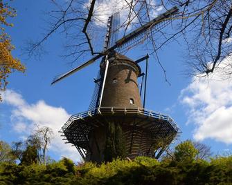 Very nice holiday home with beautiful garden and a sunny terrace. - Limmen