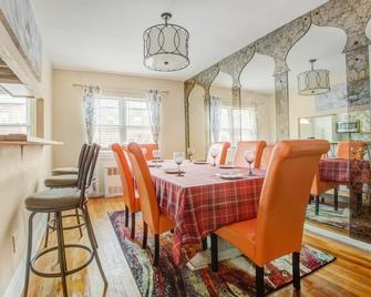 Lovely 3 bedroom Apartment with full kitchen, DR/4 beds/1.5Bathroom - Brooklyn - Comedor