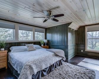 Spacious Barndominium with river view and steps from State Park - Clayton - Bedroom