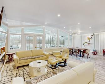 Modern home w/ water and mountain views, spacious deck, BBQ, & nearby activities - Anchorage - Living room