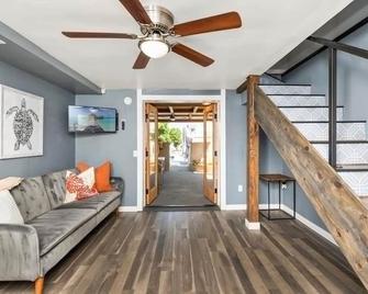 So Cal Charmer Oversized Heated Pool Hot Tub - Escondido - Living room