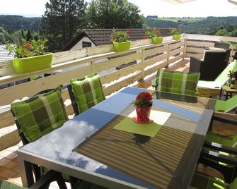 2 apartments , new, modern, family-friendly, barrier-free, large south-facing terrace - Ühlingen-Birkendorf - Balkon